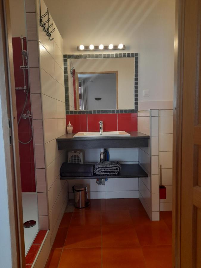 Les Studios De St Guilhem Сен-Гийём-ле-Дезер Экстерьер фото